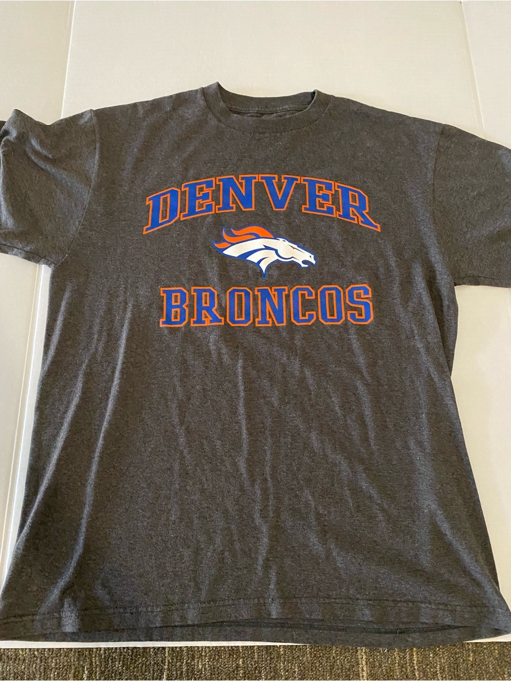 Denver Broncos Men's Gray Graphic T-Shirt Large
